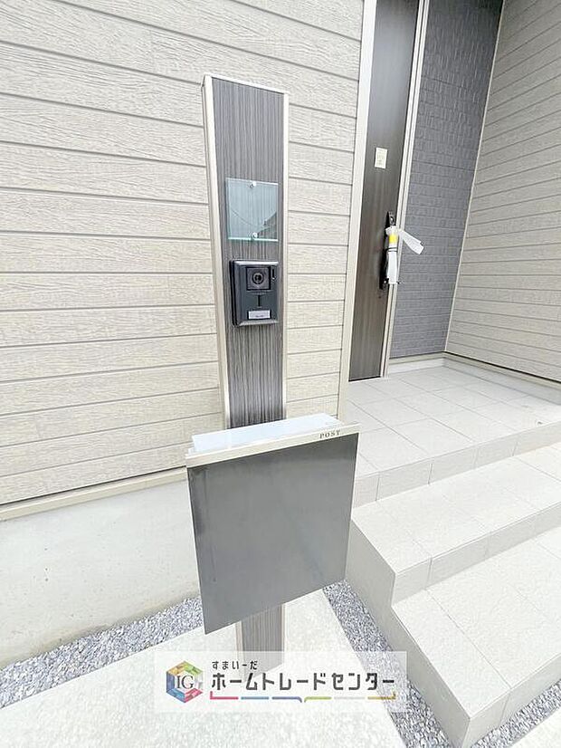 【玄関】インターホン一体型のポストです。インターホンはTVモニター付きで録画機能もあり、どのような人が何時に来訪されたのかが分かります。防犯上はもちろん、お届け物などの把握にも便利です。