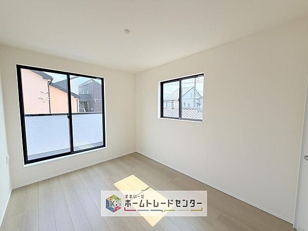 【リビング以外の居室】2面採光の洋室です。窓からの眺望もよくなり視界が広いので、部屋にいても飽きません、そしてもちろん大切なのは明るさと風通し、明るい日差しと心地よい風で自分のお部屋でくつろげる贅沢をご提供します。