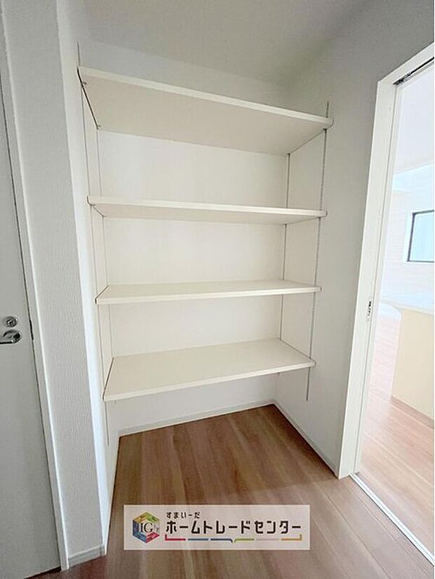 【【リネン庫】】タオル類や着替えなどを収納しておけば、お風呂上りもスムーズに着替えることができます。乾燥機から収納場所までの動線も短く、毎日嬉しいを実感できます♪