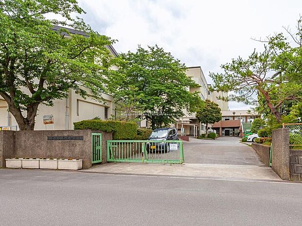 越谷市立弥栄小学校(約1,029m)