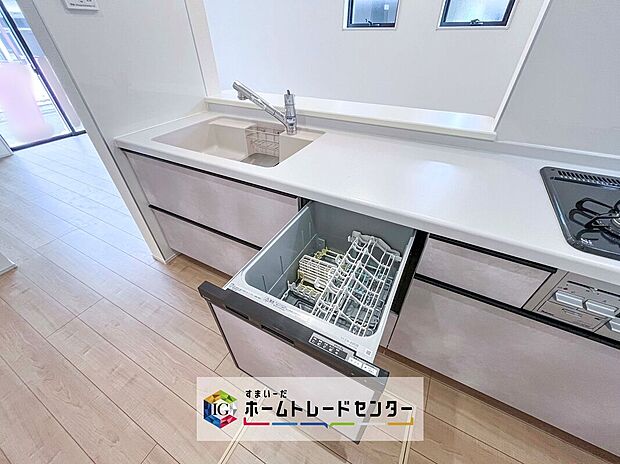 【【食器洗浄乾燥機】】後片付けもラクラクなビルトイン食洗機付き。洗い終わった食器の水切りや乾燥としても便利です。

