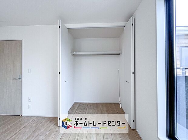 【収納】収納スペースは住宅を探す際には重要なポイントの一つだと思います。そのため少しでも空間が取れるところは可能な限り収納スペースとしたしました。居室をスッキリとお使いいただきたいお客様に大変喜ばれています。
