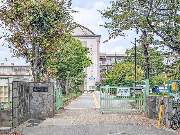 越谷市立南中学校（約850m）