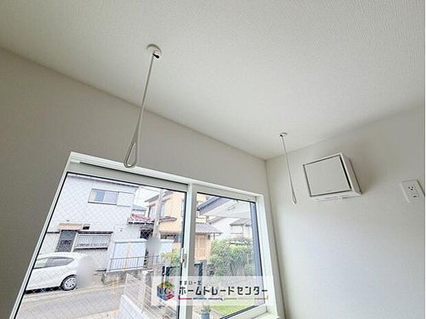 【【室内物干し】】急な雨にも対応できる室内物干しが標準装備のため、バルコニーの屋根を設置するは必要がありません。風の強い日でも気にせずお洗濯ができます。