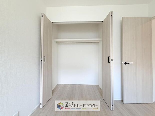 【収納】収納スペースは住宅を探す際には重要なポイントの一つだと思います。そのため少しでも空間が取れるところは可能な限り収納スペースとしたしました。居室をスッキリとお使いいただきたいお客様に大変喜ばれています。