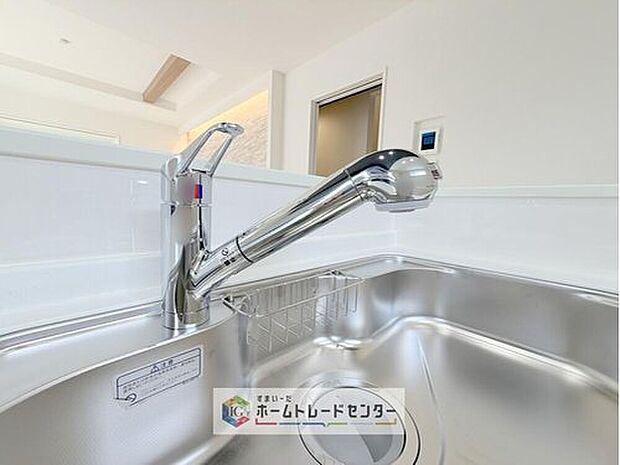 【【浄水器】】浄水カートリッジ内蔵で場所を取らずに見た目もスッキリ。ノズルはシャワーヘッドになっておりお掃除も楽々です。