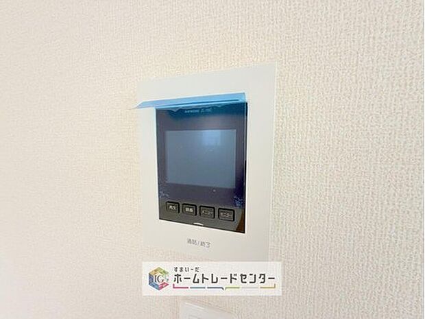 【【TVモニター付きインターホン】】録画機能もあり、どのような人が何時に来訪されたのかが分かります。防犯上はもちろん、お届け物などの把握にも便利です。ライトが付いているので、夜間でも安心です。