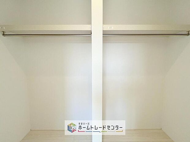 【WIC】大容量のウォークインクローゼットです。どなた様でも収納に頭を悩ませたことがあるかと思います。ウォークインクローゼットがございますと一気に解決いたしますし、お部屋を最大限の空間ですっきりお使い頂けます。