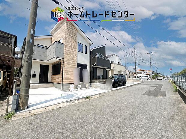 【現地外観写真】カースペースが2台分ございますので、家族分の自転車を駐輪したり、急な来客用の駐車スペースとしてもお使いいただけます。