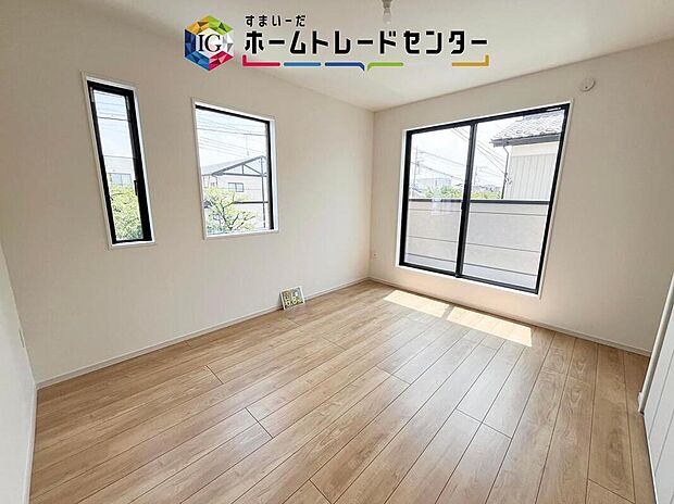 【洋室】日当りの良さは写真でも充分に伝わるかと思いますが、開放感のある周囲にめぐまれたおかげで、風通しもとても良くなっております。ぜひ現地を見ていただき体感していただきたいポイントです。