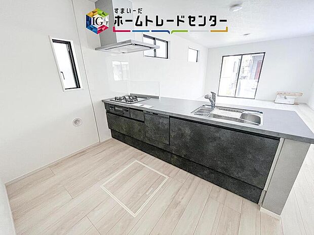 【【キッチン】】正面に壁がないため作業台からの景色があり、開放感があります。小さなお子様がいるご家庭では、お子様から目を離すことなく安心して料理することができます。