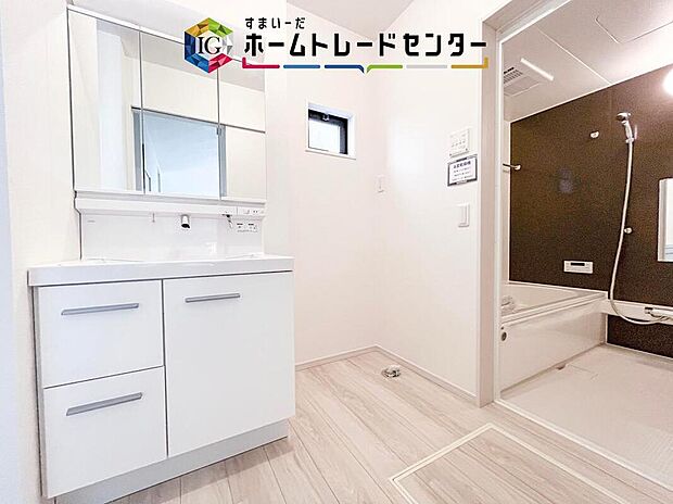 【【洗面所】】合わせ鏡が可能な3面鏡です。朝の忙しい時間でもの身だしなみのチェックもここだけで完結できます。もちろん鏡の後ろは充分な収納力を持った収納となっており、視界に入る部分はスッキリと片付きます。