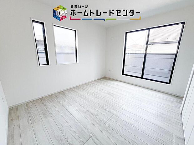 【洋室】日当りの良さは写真でも充分に伝わるかと思いますが、開放感のある周囲にめぐまれたおかげで、風通しもとても良くなっております。ぜひ現地を見ていただき体感していただきたいポイントです。