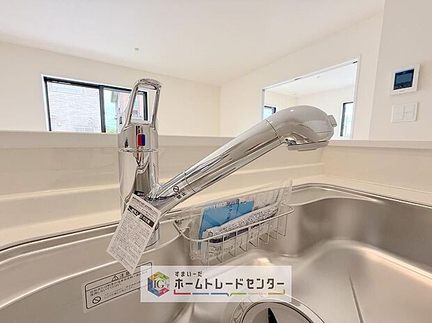 【【浄水器】】浄水カートリッジ内蔵で場所を取らずに見た目もスッキリ。ノズルはシャワーヘッドになっておりお掃除も楽々です。