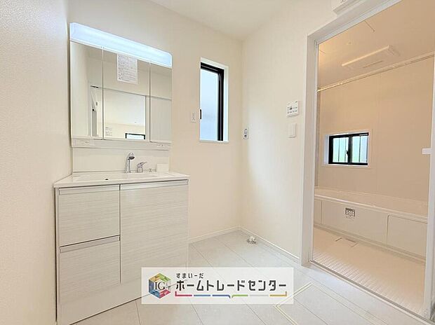 【【洗面台・洗面所】】合わせ鏡が可能な3面鏡です。朝の忙しい時間でもの身だしなみのチェックもここだけで完結できます。もちろん鏡の後ろは充分な収納力を持った収納となっており、視界に入る部分はスッキリと片付きます。