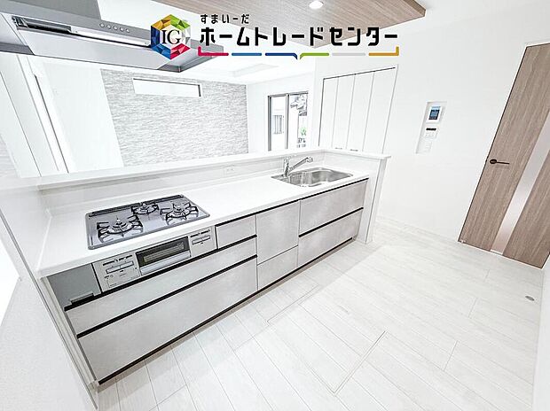 【キッチン】キッチンスペースは家族で作業が出来るよう広めにとりました。みんなで楽しくお料理をすれば、より美味しい食事が創れそうです。そしてお料理好きなお子様が育つかも、もちろん片付けもみんなでできます。