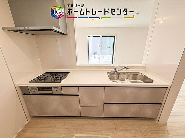 【【システムキッチン】】見栄えもよくお手入れもスムーズに出来ます。豊富な収納力もございますので、キッチンスペースをスッキリとお使い頂けそうです。