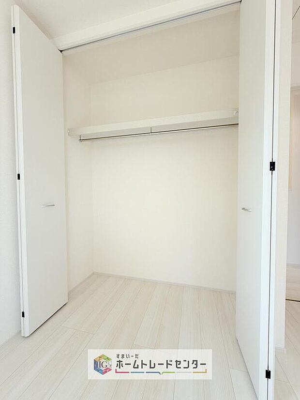 【収納】収納スペースは住宅を探す際には重要なポイントの一つだと思います。そのため少しでも空間が取れるところは可能な限り収納スペースとしたしました。居室をスッキリとお使いいただきたいお客様に大変喜ばれています。