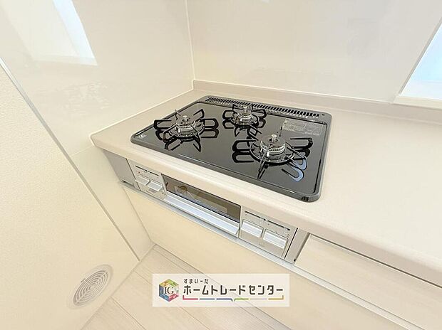 【【システムキッチン】】同時調理に強い3口コンロを採用。炒める・煮る・茹でるを一度に進められ、朝夕の支度がスムーズ。家事時間をぐっと短縮できます。