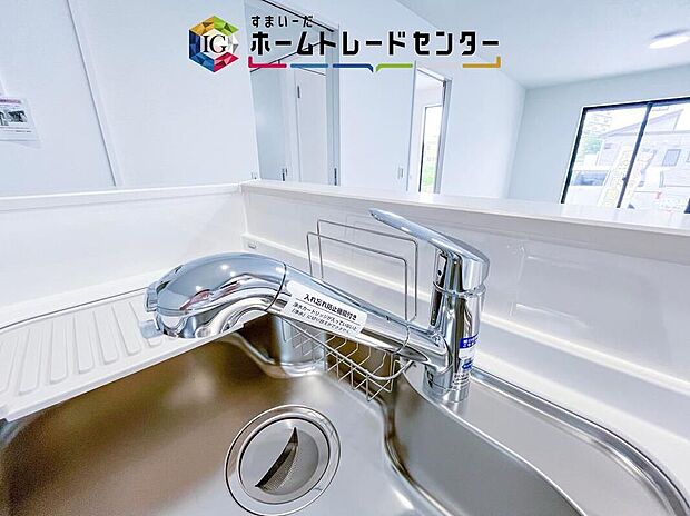 【【浄水器】】浄水カートリッジ内蔵で場所を取らずに見た目もスッキリ。ノズルはシャワーヘッドになっておりお掃除も楽々です。