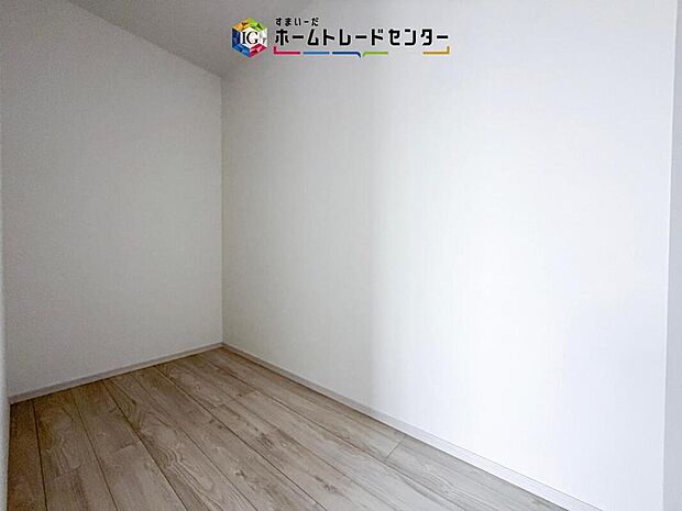 【収納】大容量のウォークインクローゼットです。どなた様でも収納に頭を悩ませたことがあるかと思います。ウォークインクローゼットがございますと一気に解決いたしますし、お部屋を最大限の空間ですっきりお使い頂けます。
