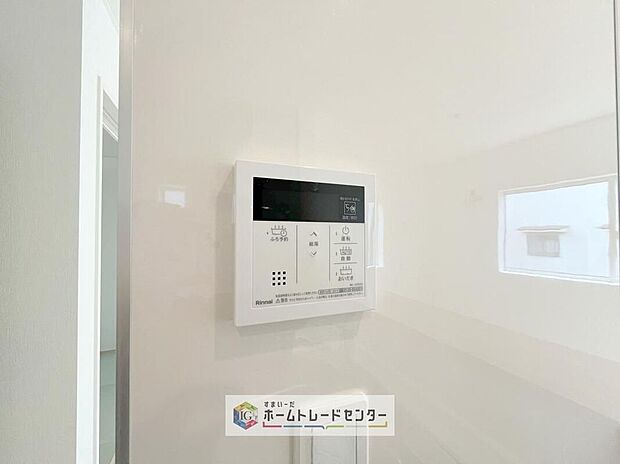 【【オートバス】】自動でお風呂の準備が整うため準備時間の短縮ができ、冬場は室温の低い浴室に行かなくてすむため寒い思いをすることもありません。