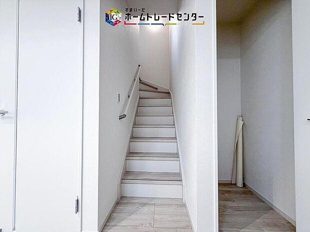 【リビングイン階段】帰宅時・外出時の自然なコミュニケーションを育むリビングイン階段を採用。家族が必ず顔を合わせて欲しい。そんな思いをこめています。