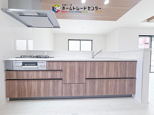 【【キッチン】】システムキッチンには豊富な収納スペースがあり、食器や調理器具、食材を整理しやすく、キッチンを清潔に保つのに役立ちます。調理作業もスムーズに行え、家事が楽になります。