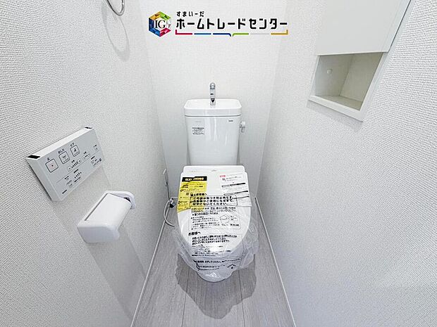 【【トイレ】】温水洗浄便座付きのトイレです。手洗い器やカウンターも備わっており、来客時にも使いやすく、毎日すっきり清潔に保ちやすい空間として活躍します。