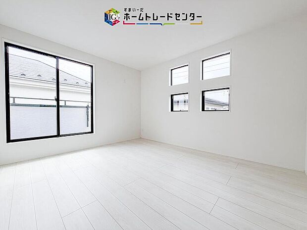 【リビング以外の居室】大きな窓から光を取り込みやすい洋室です。バルコニーにも面しているため開放感があり、主寝室やくつろぎの空間としても使いやすい一室に仕上がっています。