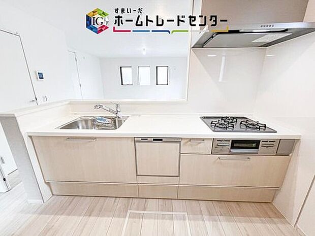 【【システムキッチン】】見栄えもよくお手入れもスムーズに出来ます。豊富な収納力もございますので、キッチンスペースをスッキリとお使い頂けそうです。