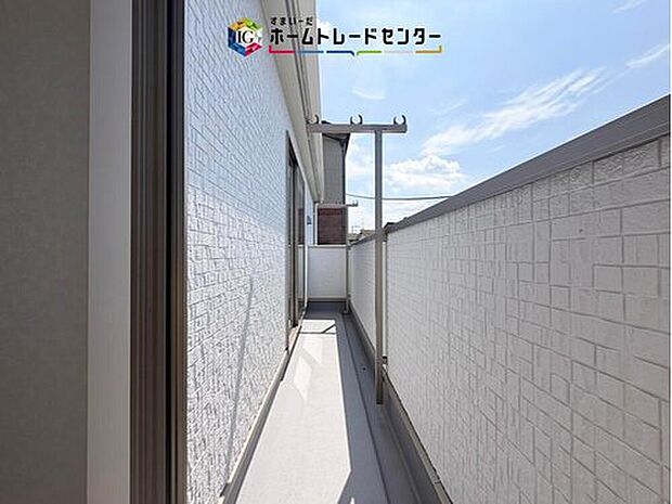 【バルコニー】この物件の魅力の一つです。南面にあるバルコニーはもちろん日当たり良好、だからこそ広くとり、洗濯物を干しやすくするとともに、日光浴にも遊び場にも使える空間を確保いたしました。