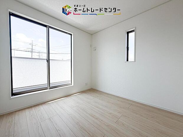 【リビング以外の居室】窓からやわらかな光が入る明るい洋室。ベッドやデスクを配置しやすいシンプルな形で、寝室はもちろん子ども部屋や趣味の空間にも使いやすく、家族それぞれが自分らしく過ごせる心地よい一室です。毎日を快適に。