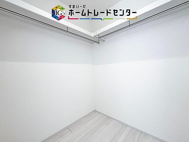 【収納】分かりにくくてすみません、ウォークインクローゼットです。各部屋に収納があるのはもちろんですが、同規模の収納をこの物件では2つ設けました。居室はスッキリとなり、空間を最大限有効利用していただけます。