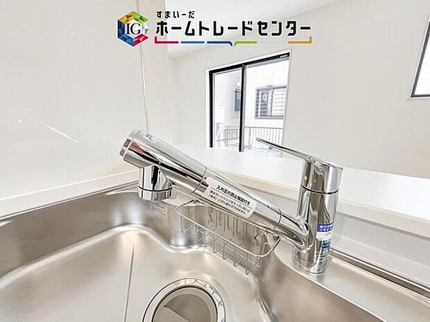 【【浄水器】】浄水カートリッジ内蔵で場所を取らずに見た目もスッキリ。ノズルはシャワーヘッドになっておりお掃除も楽々です。