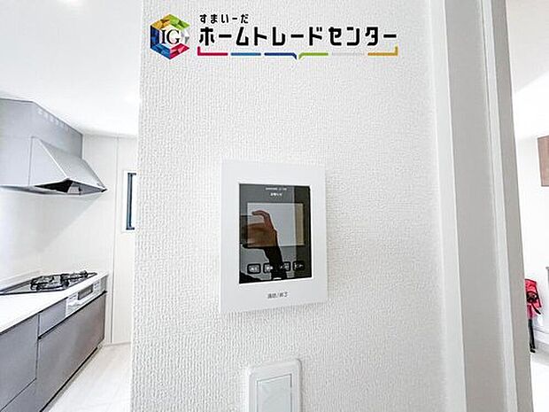 【【TVモニター付きインターホン】】録画機能もあり、どのような人が何時に来訪されたのかが分かります。防犯上はもちろん、お届け物などの把握にも便利です。ライトが付いているので、夜間でも安心です。
