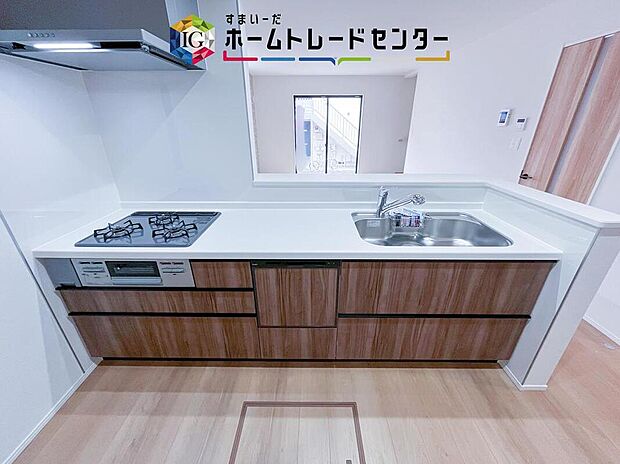【【システムキッチン】】人気の対面式キッチン☆お食事の準備をしながらでもご家族とのコミュニケーションを楽しめます♪スライドタイプの収納を採用してますので、奥までしっかりと収納空間を利用できます。取り出しも簡単に♪