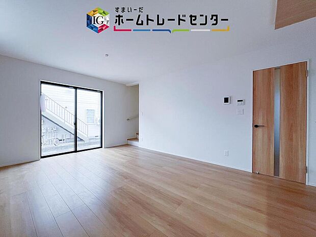 【リビング】広々としたリビングは南側に設けた掃き出し窓からたくさんの陽光を取り入れてくれます。家族が集まる空間ですからやはり明るさと、暖かさは大切です。広さがありますので家具の配置に悩まなくて済むのも良いです。