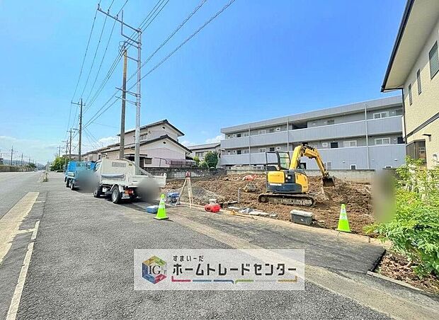 【現地外観写真】モデルルームのご案内も承ります。間取りや実際の設備もご確認いただけます♪ ◯太陽光パネル設置物件 ◯全棟カースペース並列２台 ◯徒歩14分で２駅２路線利用できる便利な好立地です