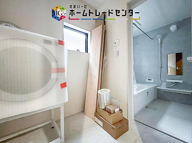 【【洗面台・洗面所】】もう一枚の洗面写真では、毎日使う水まわりの広さや動線が分かります。朝の身支度から洗濯、入浴前後まで家族の動きが重なる場所だからこそ、使い方を組み立てやすい配置です。日々の家事にも馴染みます。