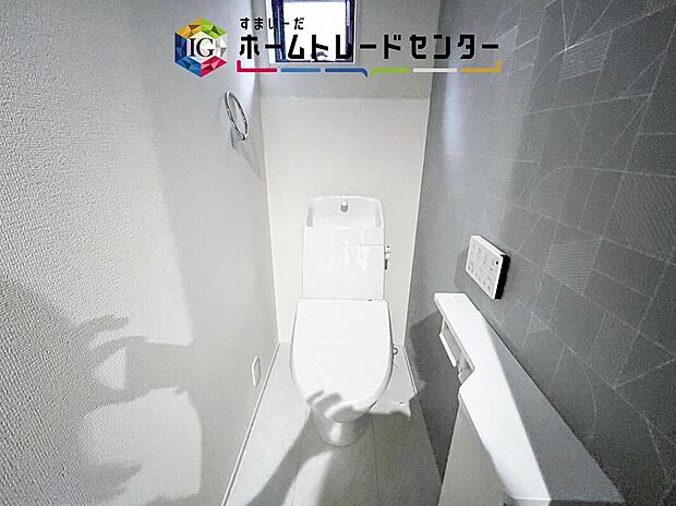 【【トイレ】】トイレは毎日使う場所だからこそ、広さや手入れのしやすさも気になるところ。朝の支度が重なる時間や来客時にも使いやすく、家族それぞれが落ち着いて使える空間に整えられています。掃除もしやすい造りです。
