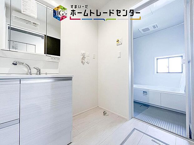 【【洗面所】】合わせ鏡が可能な3面鏡です。朝の忙しい時間でもの身だしなみのチェックもここだけで完結できます。もちろん鏡の後ろは充分な収納力を持った収納となっており、視界に入る部分はスッキリと片付きます。