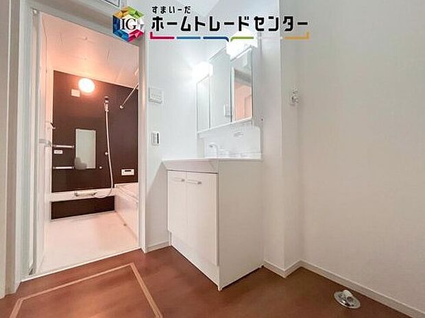 【【洗面台・洗面所】】洗面スペースは、朝の洗顔や歯磨き、夜の入浴前後まで家族が毎日立ち寄る場所。身支度と洗濯の動きが重なる時間帯も、流れを止めにくい配置です。帰宅後の手洗いもそのまま済ませやすい空間です。