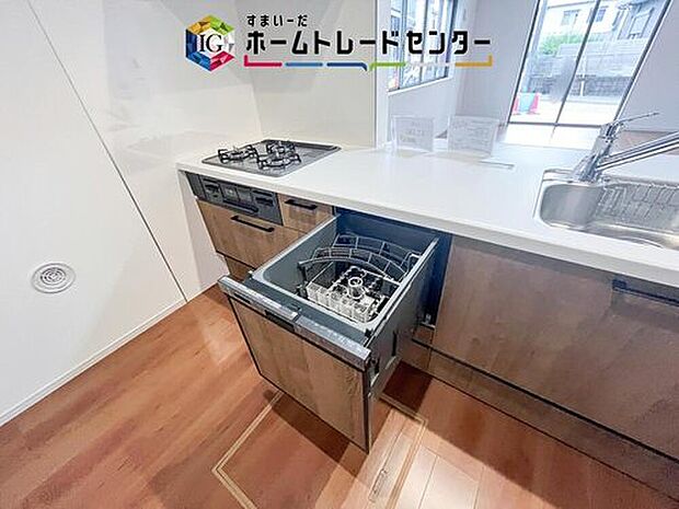 【【食器洗浄乾燥機】】忙しい奥様の味方、後片付けもラクラクなビルトイン食洗機付き。洗い終わった食器の水切りや乾燥としても便利です。