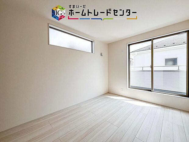 【リビング以外の居室】2面採光の洋室です。窓からの眺望もよくなり視界が広いので、部屋にいても飽きません、そしてもちろん大切なのは明るさと風通し、明るい日差しと心地よい風で自分のお部屋でくつろげる贅沢をご提供します。