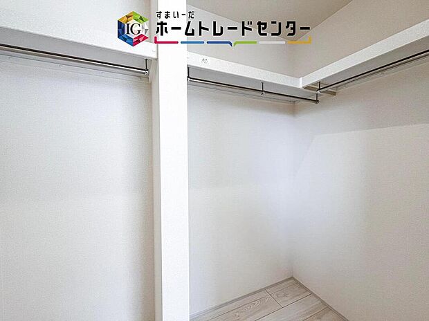 【収納】分かりにくくてすみません、ウォークインクローゼットです。各部屋に収納があるのはもちろんですが、同規模の収納をこの物件では3つ設けました。居室はスッキリとなり、空間を最大限有効利用していただけます。