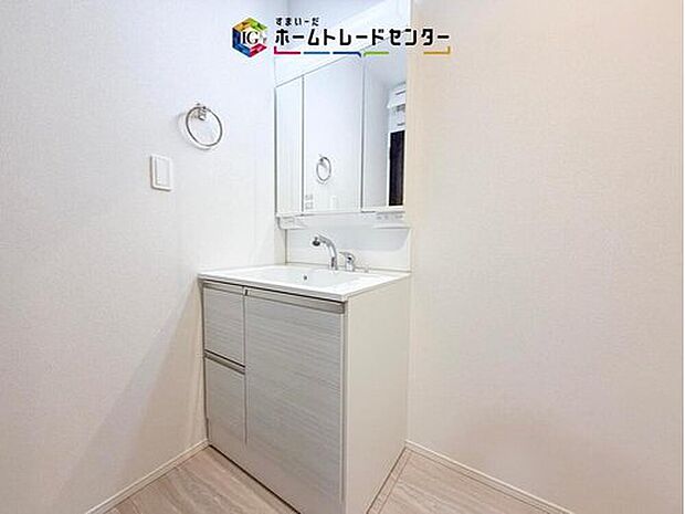 【【洗面所】】合わせ鏡が可能な3面鏡です。朝の忙しい時間でもの身だしなみのチェックもここだけで完結できます。もちろん鏡の後ろは充分な収納力を持った収納となっており、視界に入る部分はスッキリと片付きます。