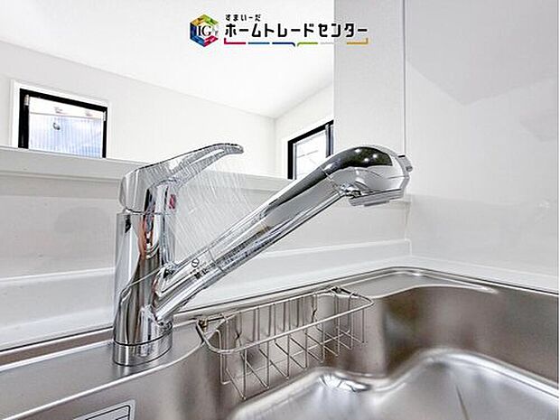 【【浄水器】】浄水カートリッジ内蔵で場所を取らずに見た目もスッキリ。ノズルはシャワーヘッドになっておりお掃除も楽々です。