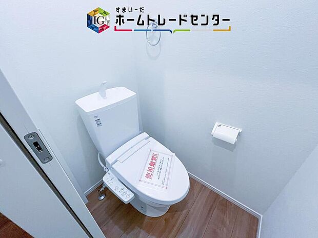 【【トイレ】】暖房機能の付いた便座は冬の寒い日にはあって良かったと本当に思います。もちろん快適で清潔なシャワー機能は標準で備えています。スペースも広くとっているので普段のお掃除もしやすいトイレスペースです。