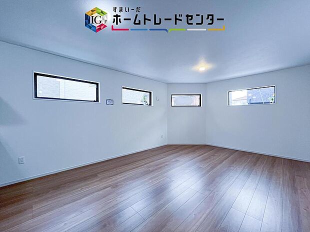 【リビング】リビングにはこだわって開口部を可能な限り多く設けました。日当たり、風通しを良くするのはもちろんですが、やはり人が集まる場所ですので、開放感が必要な場所だと思います。広々としたリビングをお楽しみください